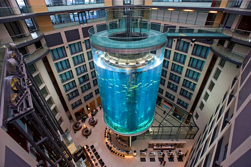 آسانسور AquaDom واقع در برلین که از وسط آکواریوم عظیم ماهی رد می شود